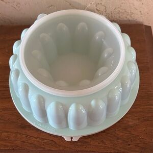 Tupperware Mint Green and White Jello Gelatin Dessert Mold